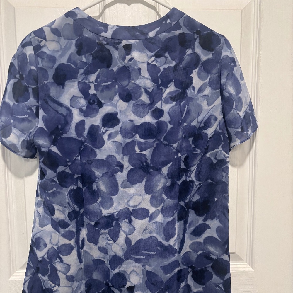 WOMEN'S S/S Patterned Blouse.  PS.  6-8.  Like new.